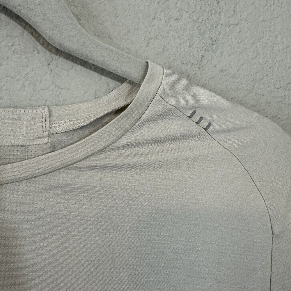 Lululemon Shirt Adult Medium Beige All Terrain Short Sleeve Active Gym Mens M - Picture 2 of 5